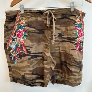 EUC Johnny Was embroidered shorts size Medium